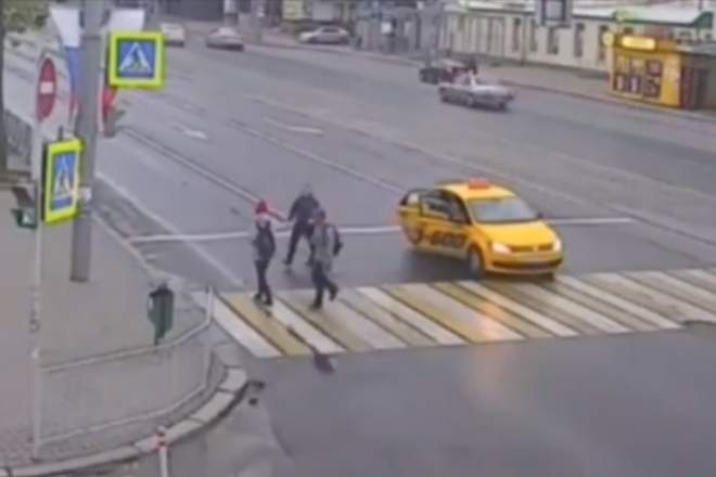 O femeie a fost lovită în față de un bărbat pe trecerea de pietoni! A izbucnit un conflict monstruos, iar poliția…
