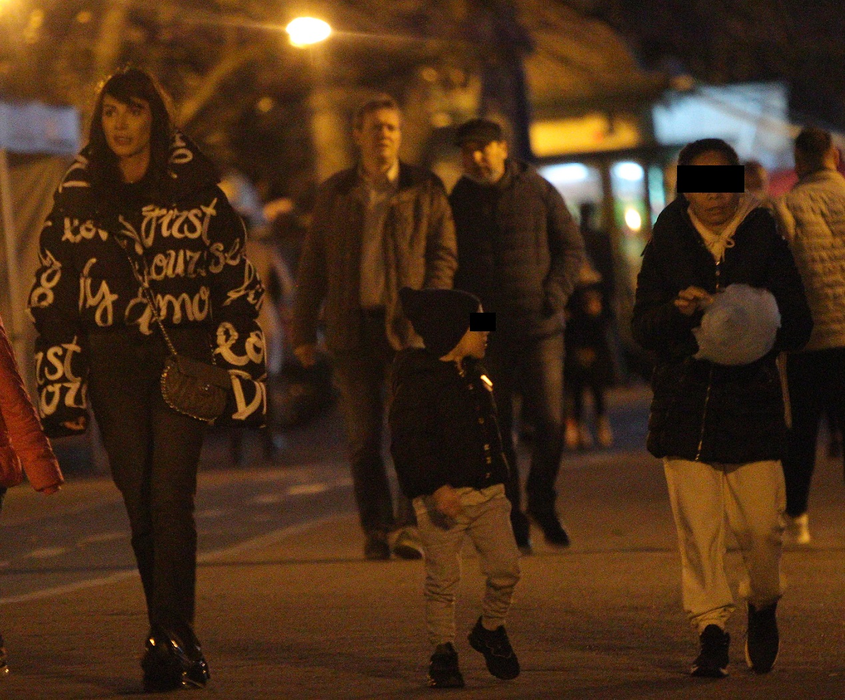 Momentul când vata de zahăr a fost deja "pasată" bonei (Sursa foto: CANCAN.RO)