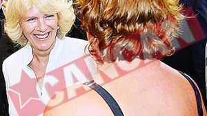 Charles si Camilla, intampinati de o femeie in bikini