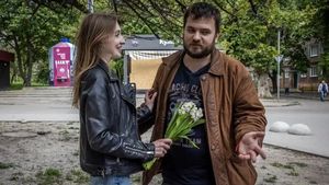 Povestea incredibilă a ucraineanului care a condus 3.700 de km pentru a ajunge la iubita și familia sa. A fost întâmpinat cu mitraliere și interogat cu orele