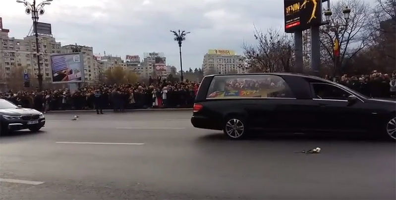 Miracol? Imaginile au fost publicate abia acum! Ce a apărut pe cer în timpul funeraliilor Regelui Mihai!
