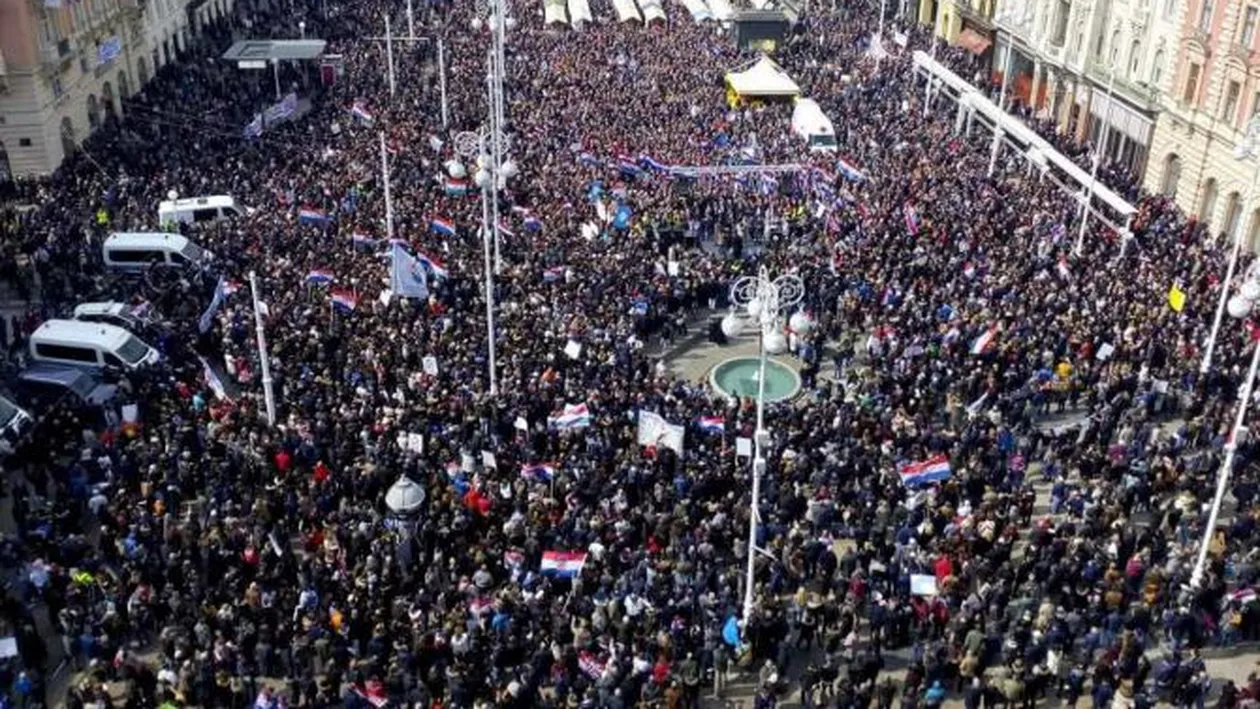 Vârsta de pensionare, schimbată oficial: Pensionarii, în stradă