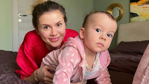 Emily Burghelea, de urgență la spital cu fetița ei: ”Mi-a fost frică toată noaptea că o să se sufoce”