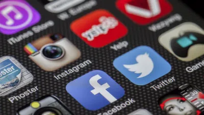 UE ar putea interzice accesul copiilor sub 13 ani la rețelele sociale