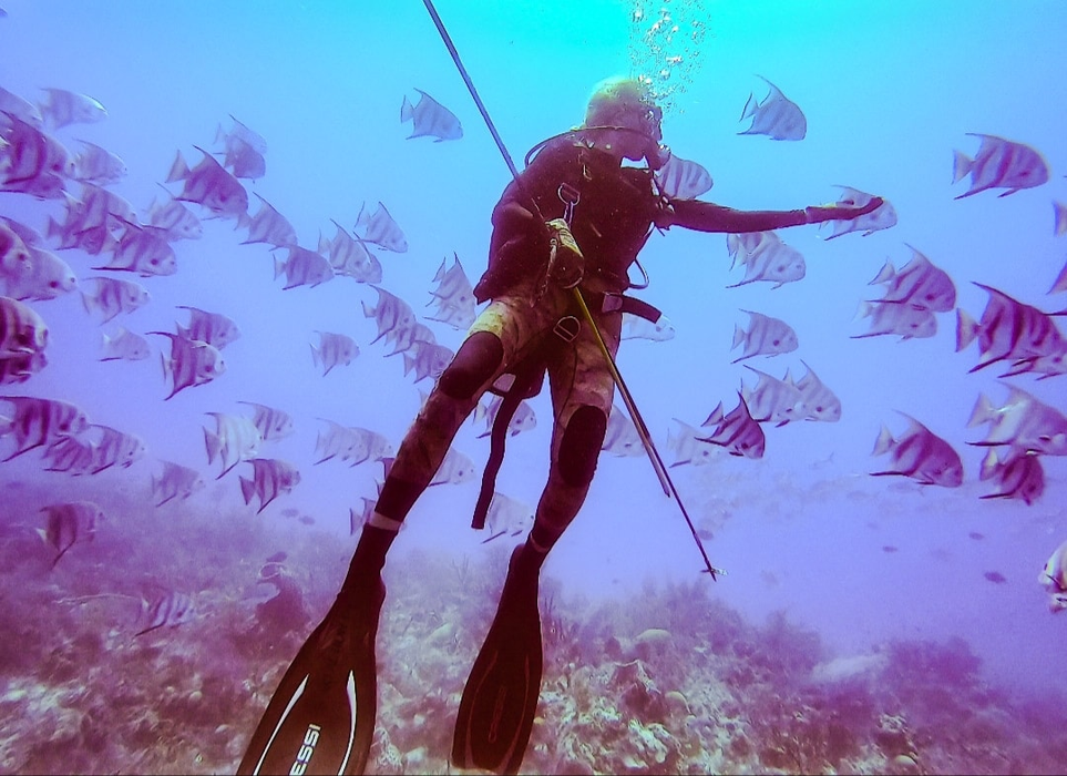 Regina vieții de noapte din ”Orașul Magic” este pasionată de spearfishing