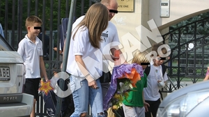 Creatoarea de moda si-a rupt mana dupa ce a cazut de pe role, acum fiul ei a ajuns la ortoped! Baiatul Romanitei, cu mana in ghips de ziua mamei!