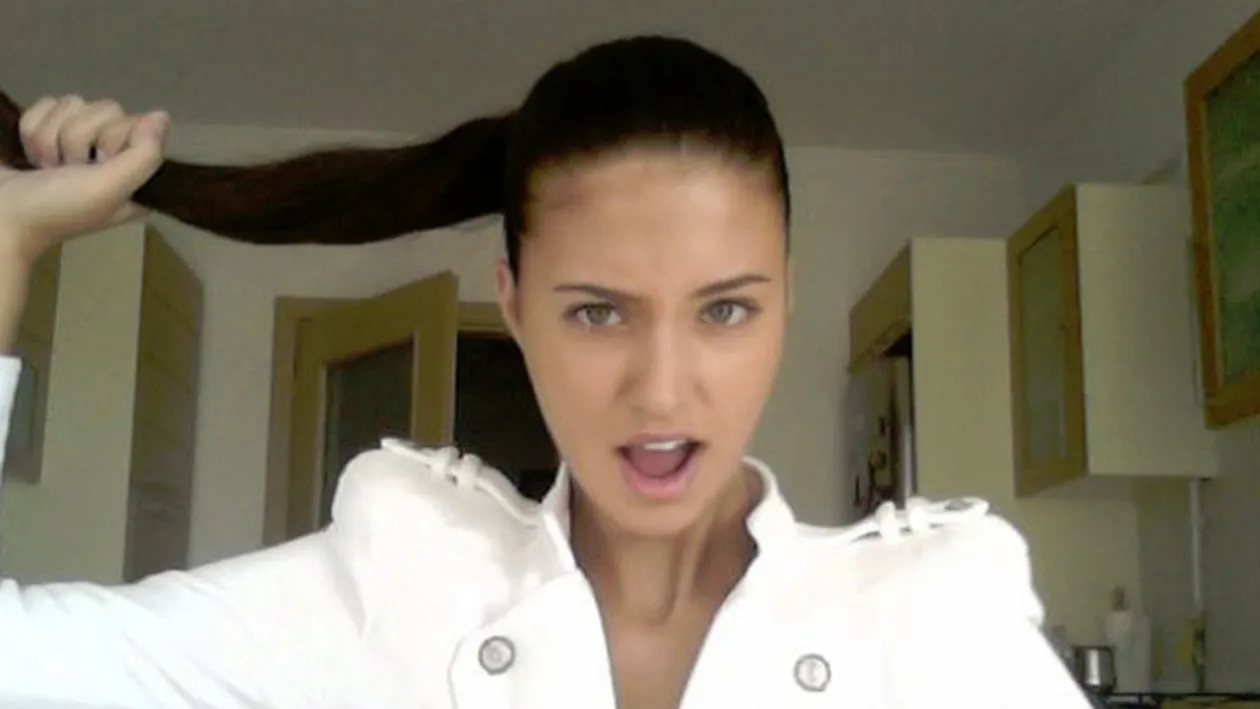 E una dintre cele mai bine imbrăcate vedete, dar stilul ei nu e original. Antonia o copiază pe Rihanna până si la pantofi