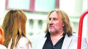 Gerard Depardieu, in tandreturi cu Miss Facebook 2009. A intrat cu o tanara la cabina