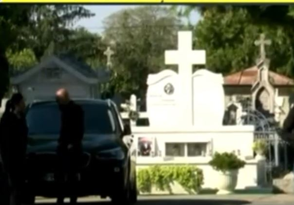 Imagini de la înmormântarea Anei Maria Vasiliu. Cum arăta sicriul după ce a fost scos din biserică