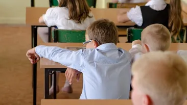 Peste 7000 de elevi nu mai merg la școală, din cauza gripei! Numărul acestora s-a triplat de luni