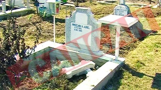 Au spart geamurile scolii si au profanat 14 morminte