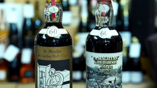 Un nou record mondial în vânzările de whisky: 1,2 milioane de dolari pentru două sticle de The Macallan 1926
