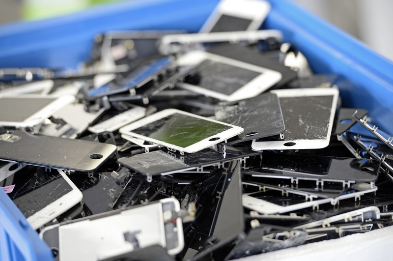 Visul oricărui posesor de smartphone a devenit realitate! A fost inventat ecranul care nu se sparge niciodată