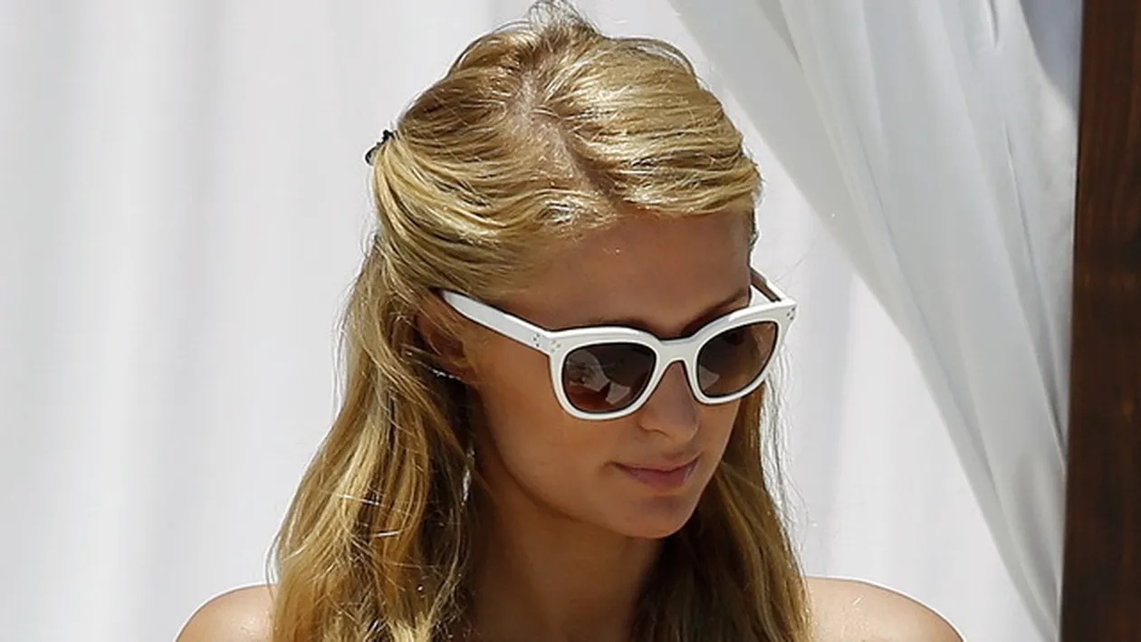 Toata lumea credea ca a disparut, dar blonda si-a facut brusc aparitia! Cum arata Paris Hilton doar in sutien, tolanita pe sezlong