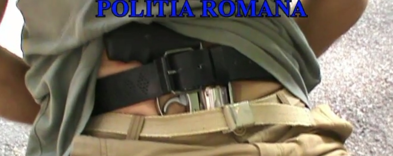 Când doctorul ucigaş a fost capturat avea asupra lui un pistol cu glonţ