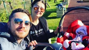 Tavi Clonda şi-a dus fetiţa la iarbă verde! Ipostaza în care a fost pozat de Gabriela Cristea i-a sensibilizat pe toţi