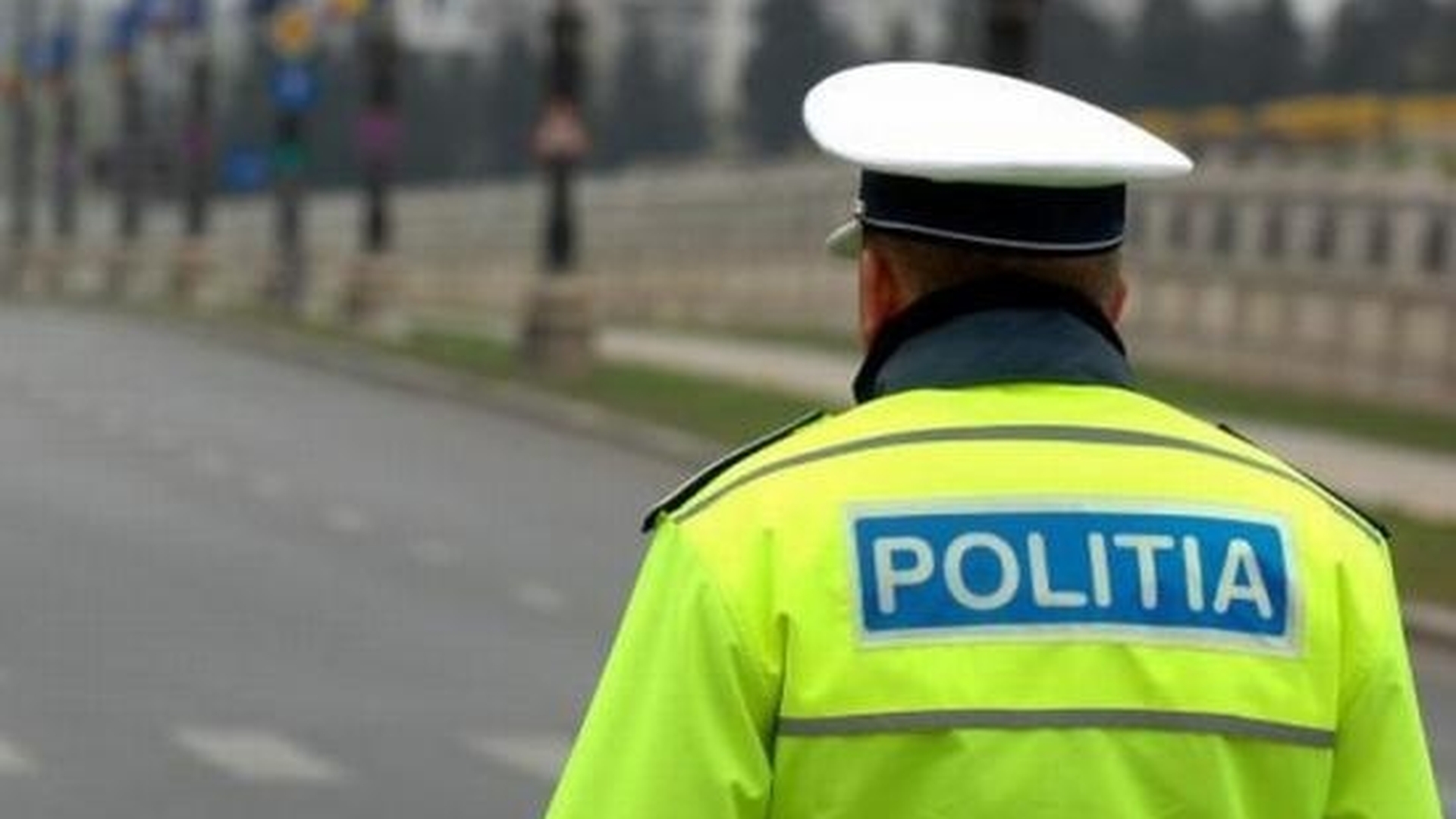 A vrut să scape de amendă şi i-a aruncat poliţistului 200 de lei din maşină! Incredibil ce a urmat