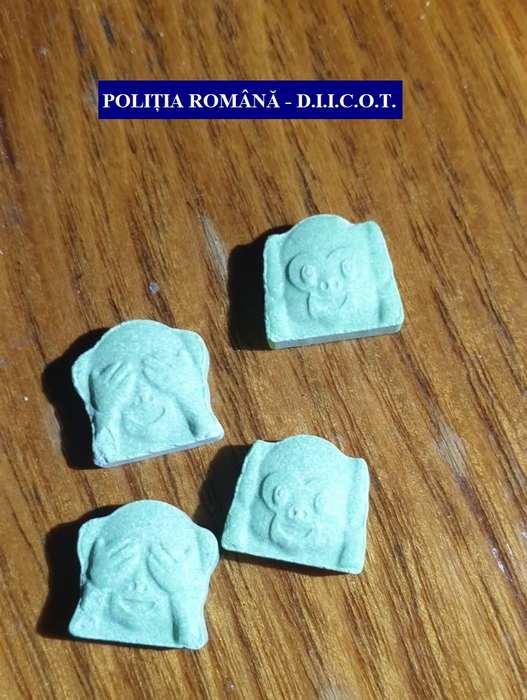 Tineri prinși în flagrant, cu droguri, în Galați. Opt percheziții domiciliare au realizat polițiștii