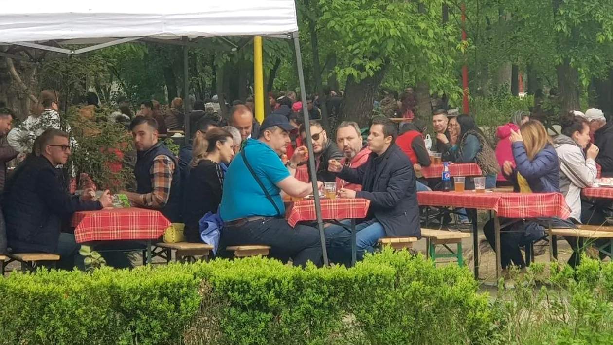 Fostul ministru al Economiei, deputatul Andrei Gerea, a sărbătorit “regulamentar” 1 Mai: chef cu mici și bere cu colegii de partid