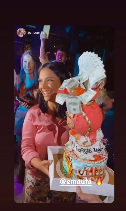 Nici nu s-a mutat bine cu Gabi Bădălău, că deja îl “traduce”? Daniela Crudu, filmată în braţele unui alt bărbat