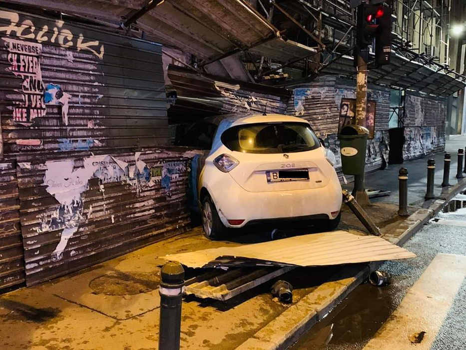 Mașina implicată în incident s-a oprit într-un panou de protecție