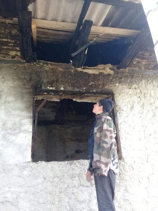 Strigăt de ajutor pentru Andrei, un tânăr mutilat care își crește de mic frații după ce părinții i-au părăsit. Casa le-a luat foc