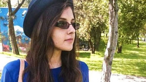 Raluca, tânăra ucisă de iubitul libian, va fi înmormântată în satul natal! Părinții stau lipiți de sicriul ei și o jelesc. „Asasinul merită torturat. Moartea ar fi prea ușoară pentru el!”