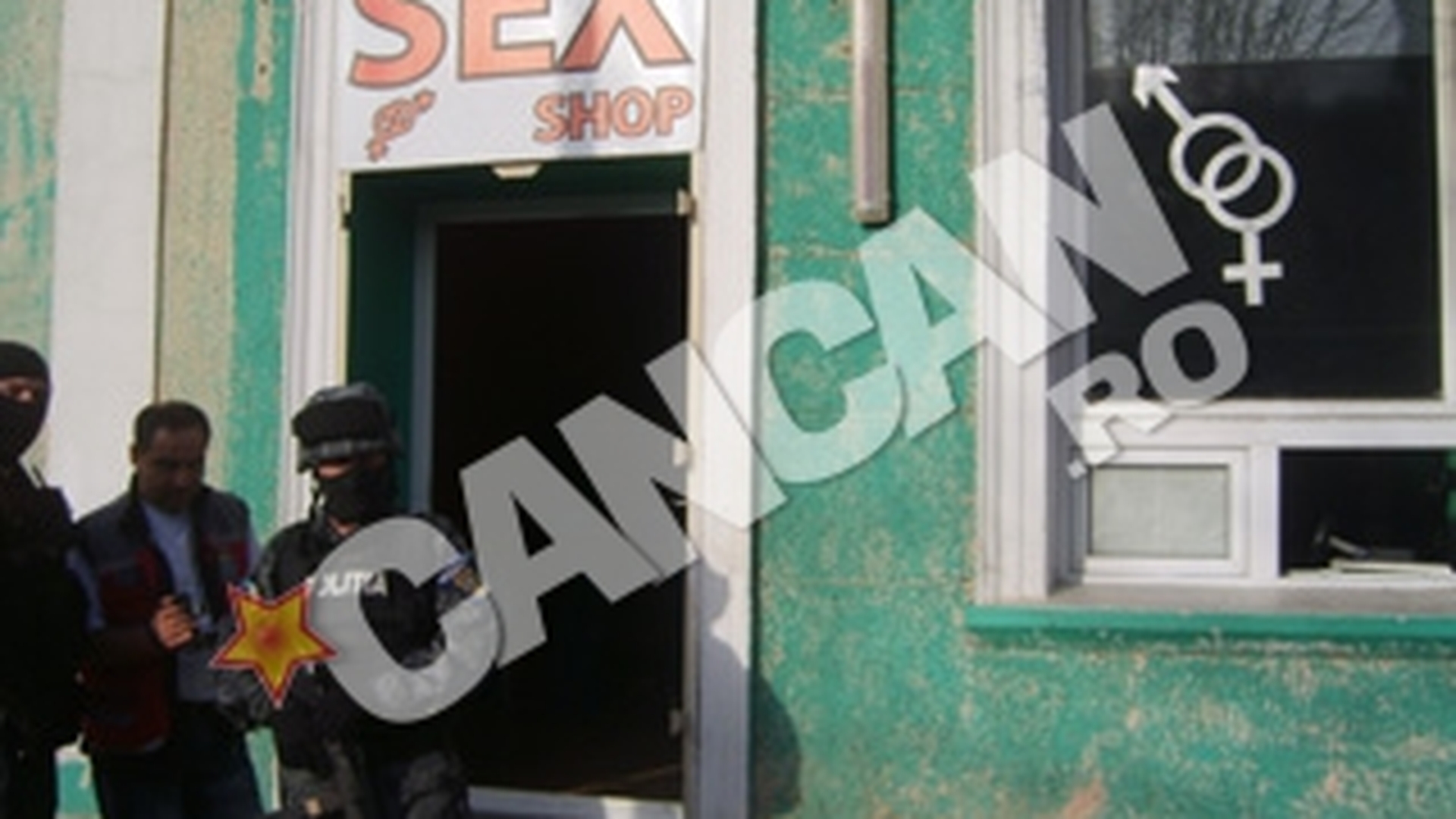 2000 de pliculete cu etnobotanice gasite in sex shop-ul de pe strada Lunga