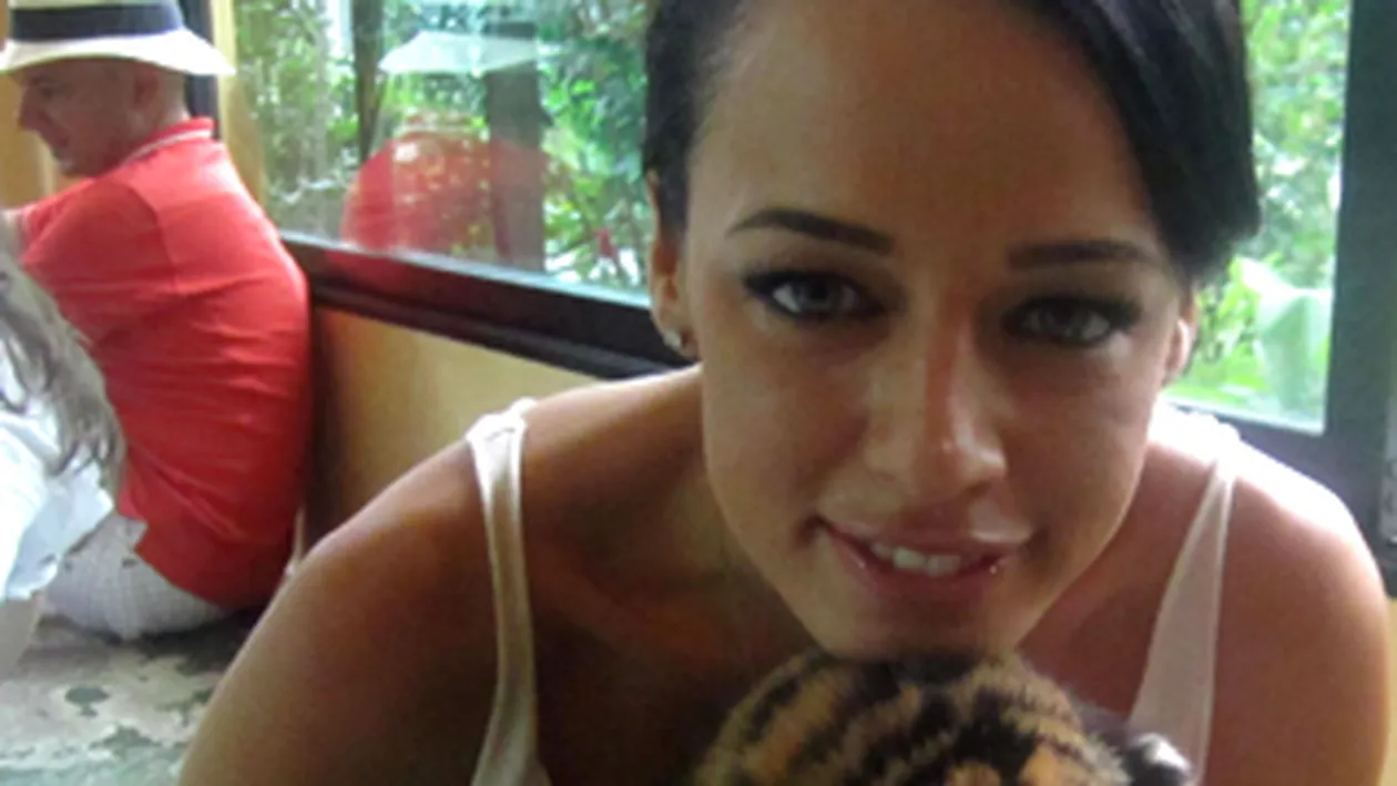 Andreea Raicu a pozat tolanita pe un tigru adevarat