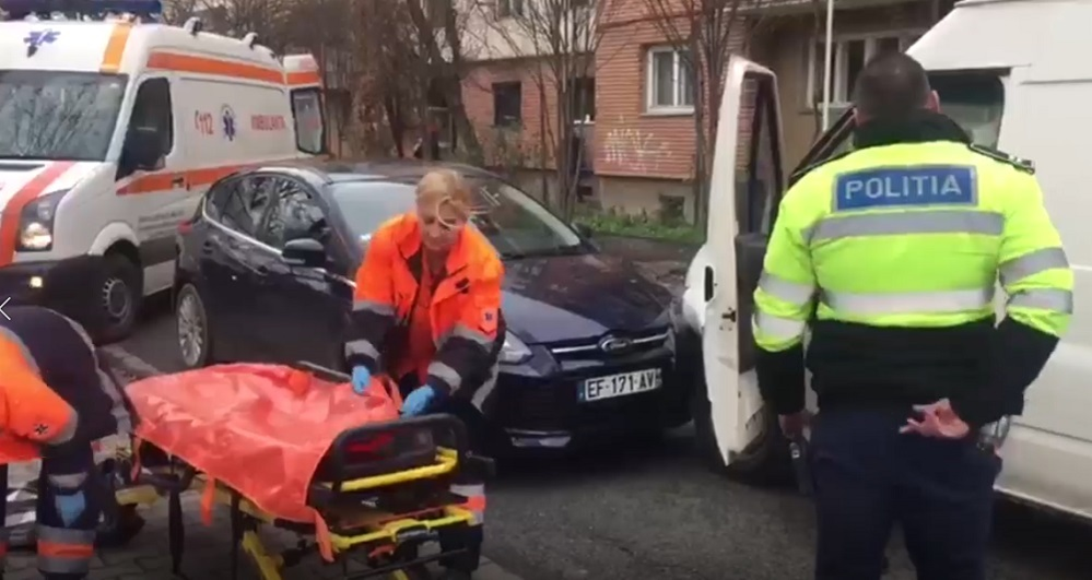 VIDEO / Imagini şocante în Arad! Un şofer a leşinat la volan şi s-a izbit de o altă maşină. Ce au aflat poliţiştii în urma cercetărilor