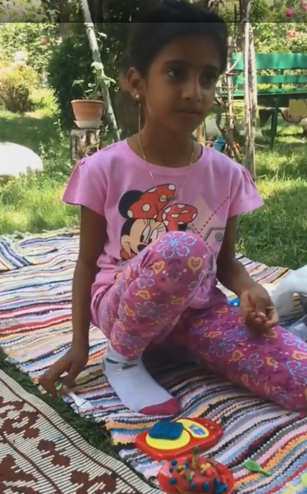 Noi imagini cu Sorina, fetița luată de mascați! Cum a fost filmată alături de mama ei adoptivă