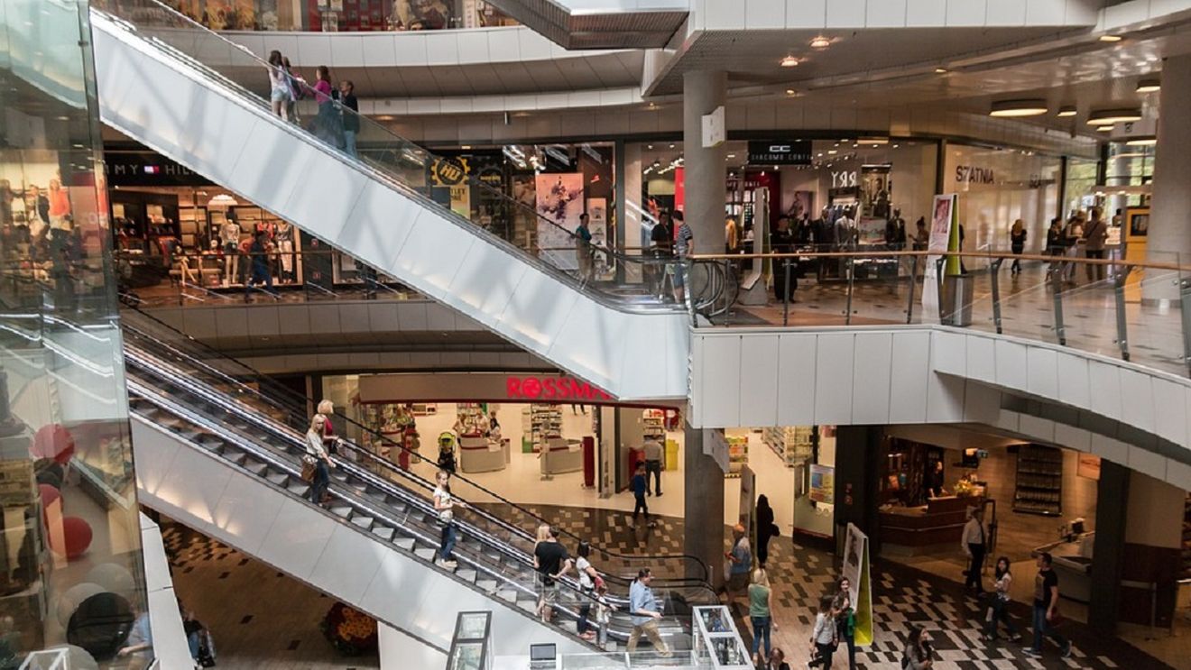 Caz șocant într-un mall din Paris. Un bărbat s-a sinucis în fața oamenilor