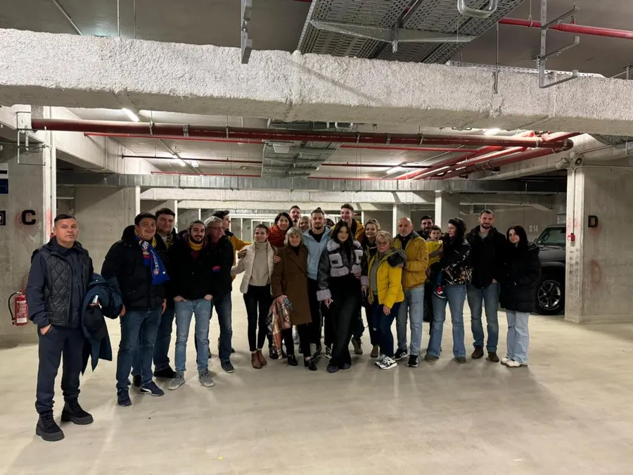 Radu Drăgușin, alături de familie și apropiați, după partida România - Elveția