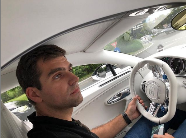 Ovidiu Toma, partenerul de afaceri al lui Alex Bodi, petrece în deșert, la Dubai, alături de iubita lui, fiica miliardarului Ioan Niculae