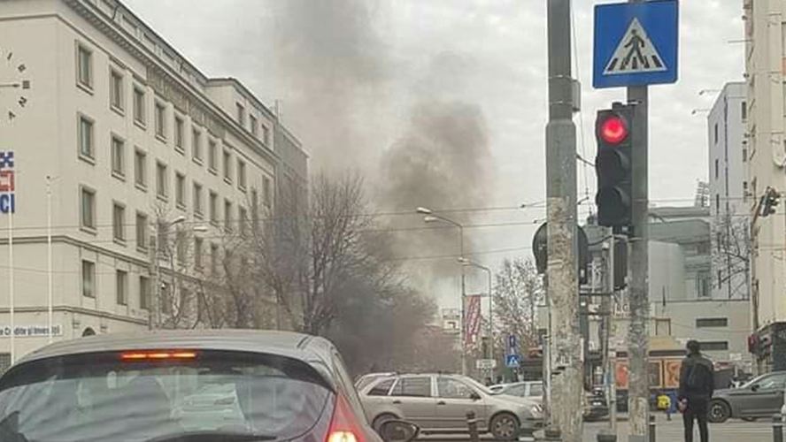 O mașină a luat foc pe un bulevard din Capitală! Circulația a fost blocată, pompierii sunt în alertă