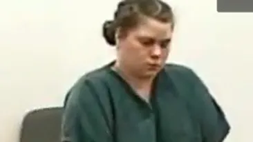 VIDEO Gestul inconştient al acestei mame a adus-o direct după gratii! Uite cum îi dă fiului ei de doi ani să fumeze marijuana