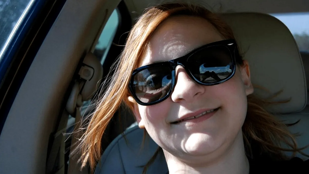Tânăra din imagine și-a făcut un selfie în mașină! Când a citit comentariile de pe Facebook, a înlemnit. Detaliul înfiorător observat de prieteni în poză