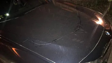 Mașinile polițiștilor, vandalizate chiar în fața sediului poliției