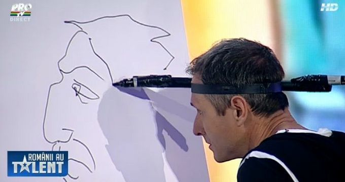 Artistul a desenat şi cu fruntea