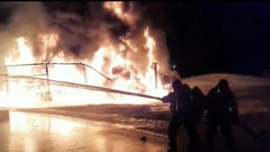 Imagini apocaliptice. Un tir încărcat cu ulei a izbucnit în flăcări azi-noapte pe A1