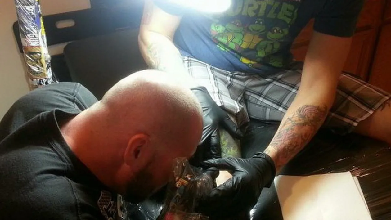 S-a lasat TATUAT de un orb! A ramas socat cand s-a uitat: Parca m-a pictat DaVinci