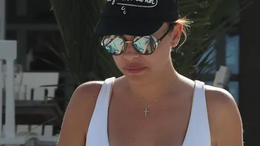 S-a dezbrăcat pe plaja milionarilor! Prinţesa telefoanelor, tatuată şi... ultra(mega)- dotată! 