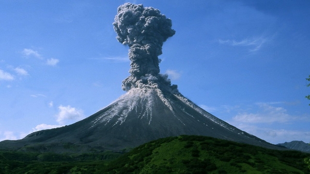 Cel putin 14 morti in urma eruptiei unui vulcan, in Indonezia