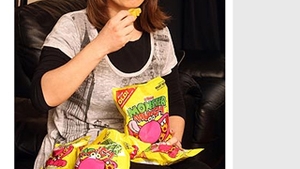 O femeie se hraneste de 10 ani doar cu snacks-uri, ceai si Coca-Cola