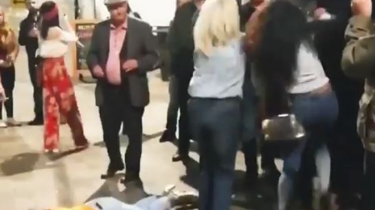 Scene uluitoare în fața unui club! Trei ”bunăciuni” sunt tăvălite de bodyguarzi! Dar nici ele nu stau cu mâinile în sân VIDEO