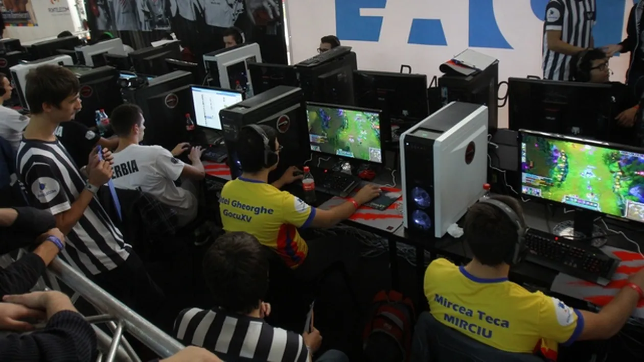 Te-ai astepta arate ca tocilare, dar nimic nu este mai gresit! Cum arata de fapt cele mai bune gamer-iţe din lume!