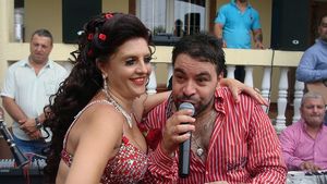 Îţi mai aminteşti de CORNELIA, dansatoarea din buric? Cum arată acum femeia care se unduia pe muzica maneliştilor