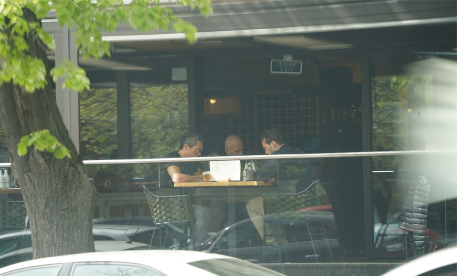 După ce au fost luați pe sus și duși la audieri, frații Tate se relaxează la restaurant  (Foto: CANCAN.RO)