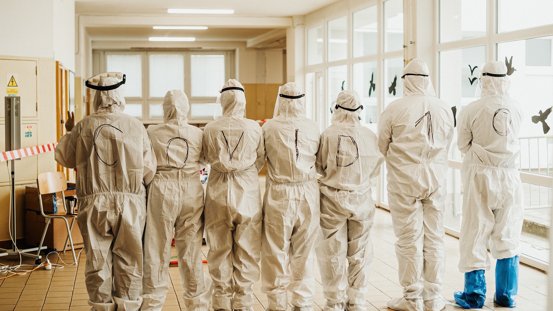 Imaginea unui medic care ia în brațe bătrân infectat cu coronavirus s-a viralizat la nivel global. FOTO