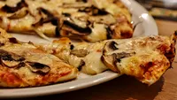 Cât costă o simplă pizza pe final de sezon, în Mamaia? Nota de plată primită de un turist român